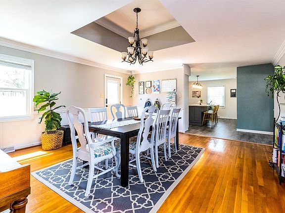 3rd image of 598 W Lexington Ave