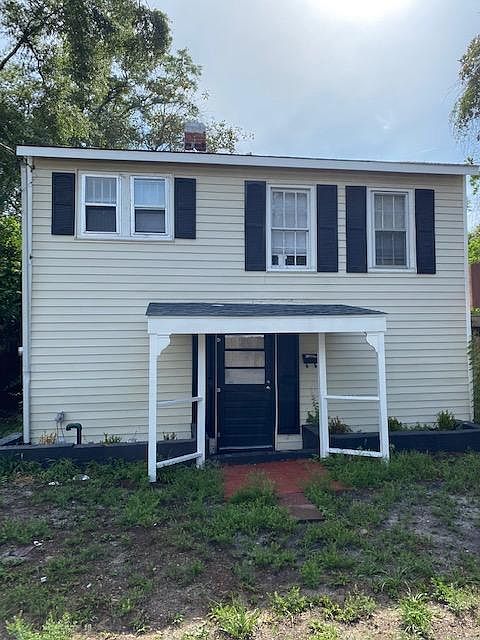 Front of cottage house