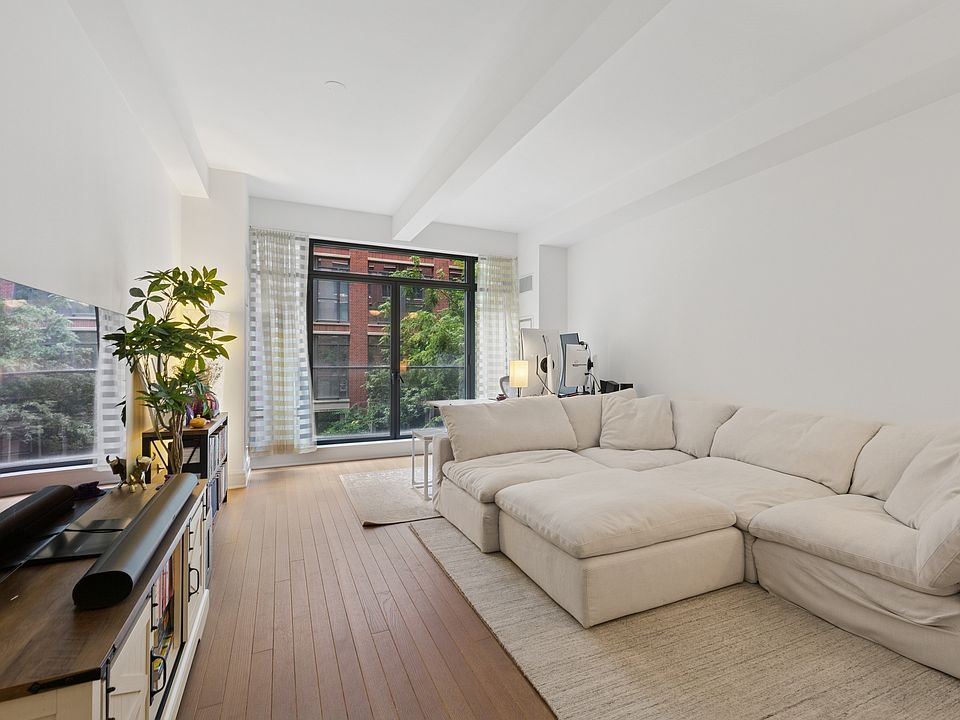 1st image of 160 W 12th St #32