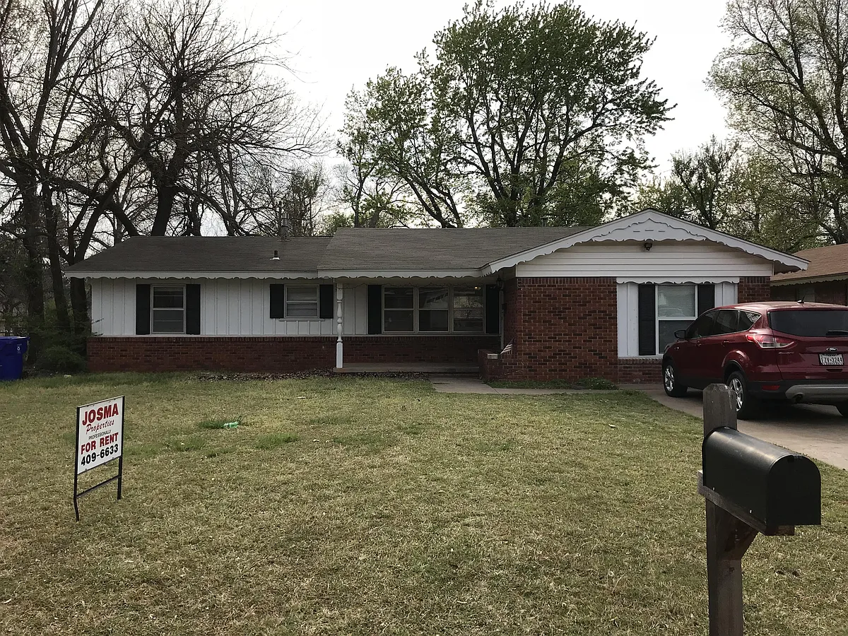 Building Photo - 1608 Normandie Dr