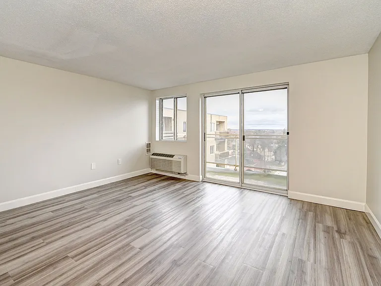 294 Talbot St — Photo 6
