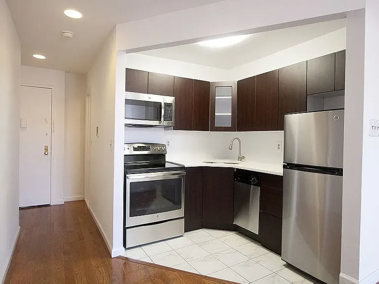 220 W 14th St #4C — Photo 2