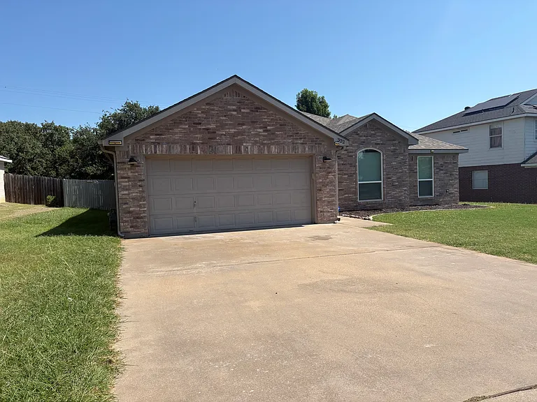 322 Dalhart Dr — Photo 3