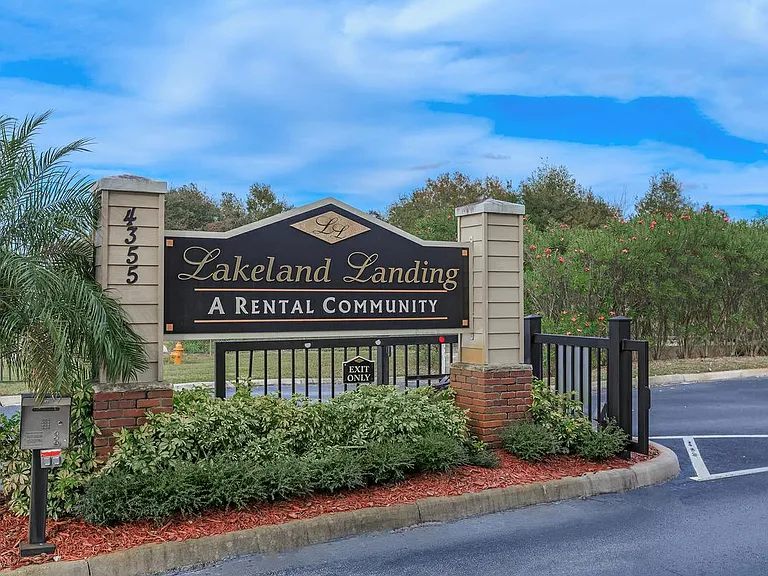 Lakeland Landing Apartments — Photo 13