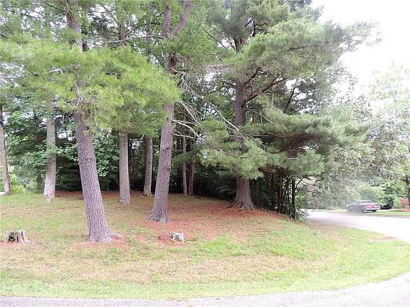 4th image of 668 Crystal Dr