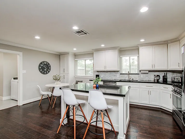 4749 Benning Dr — Photo 10