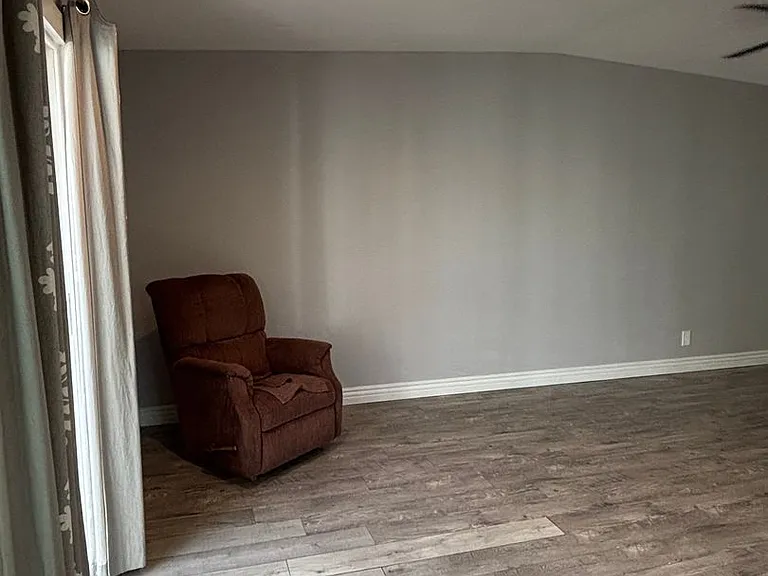 2839 Charlemagne Ave — Photo 3