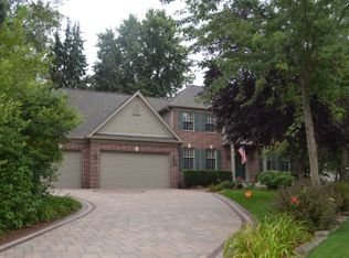 12 Walnut Cir, Sugar Grove, IL 60554