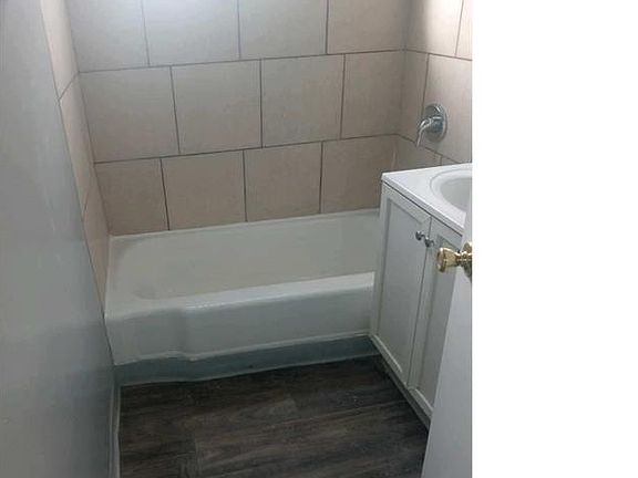 5th image of 1124 W 117th St #6