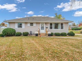 425 26th St NW, Cedar Rapids, IA 52405