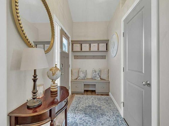 3rd image of 6 W Craig Rd