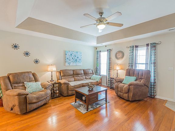 4th image of 404 Cedar Creek Dr