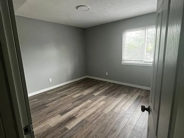 Parkway Apartments — Photo 25