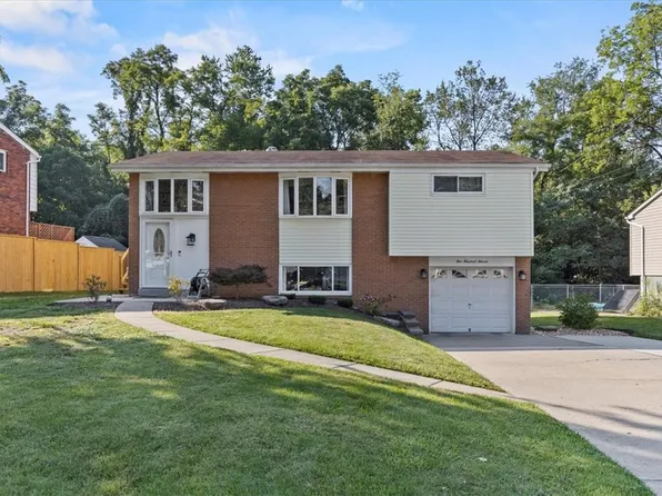 511 Hankey Farms Dr, Oakdale, PA 15071