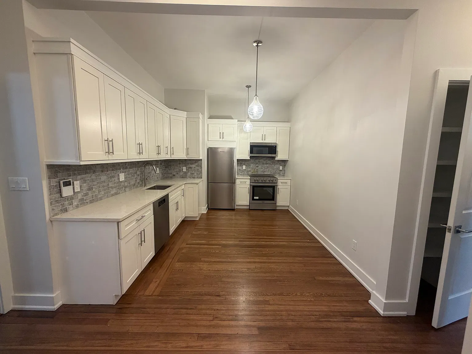 2 bed, 900 sqft, $3,500 — Photo 3