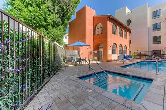 417 S. Barrington Avenue — Photo 23