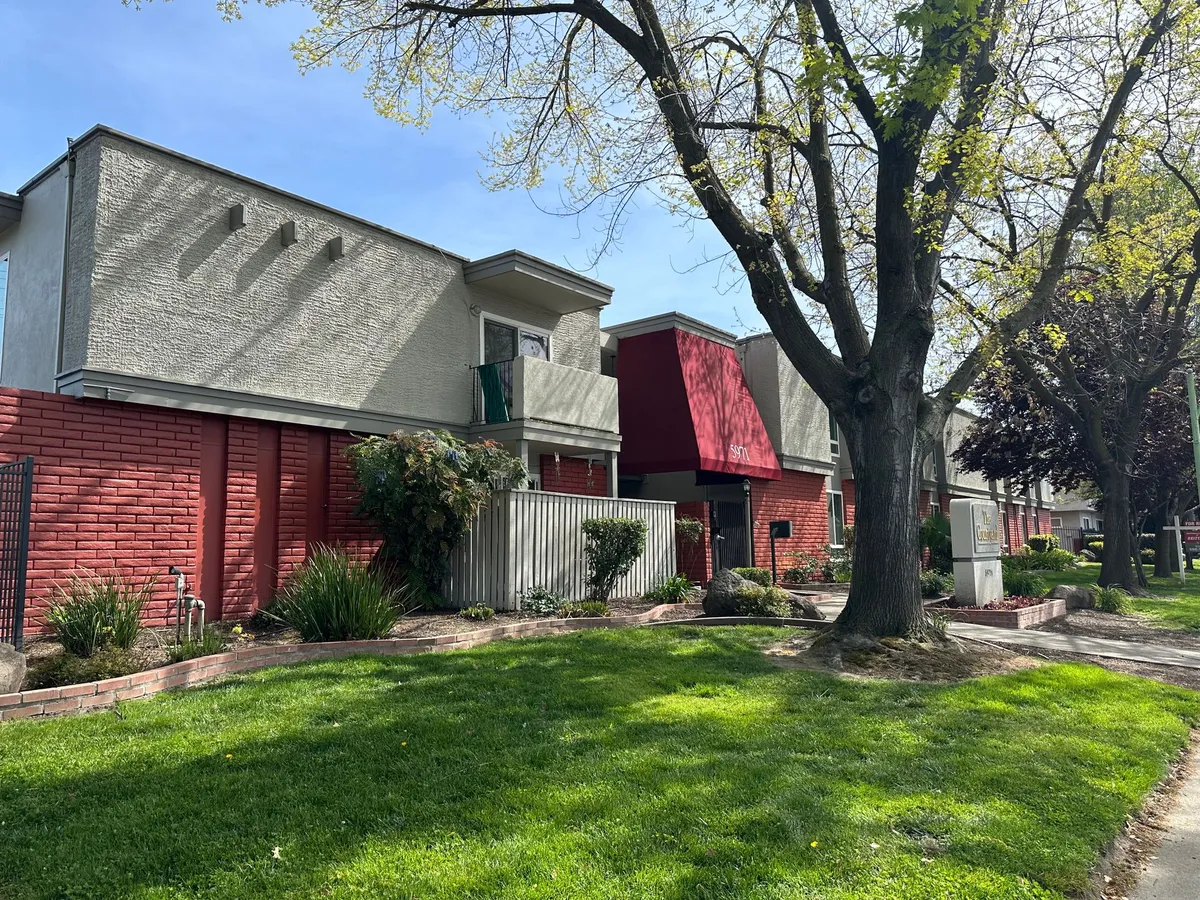 Primary Photo - Courtyard Apartments