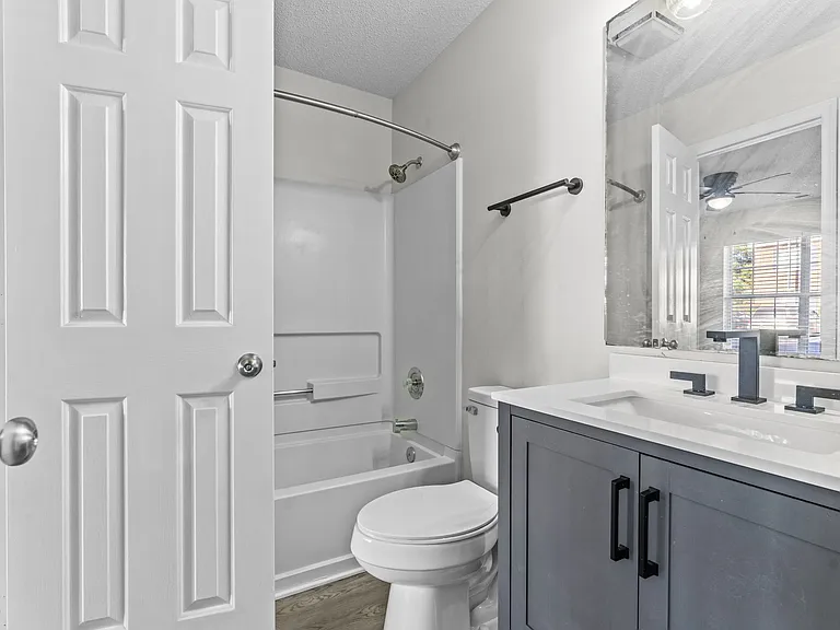 Skyside Landing Apartments — Photo 17