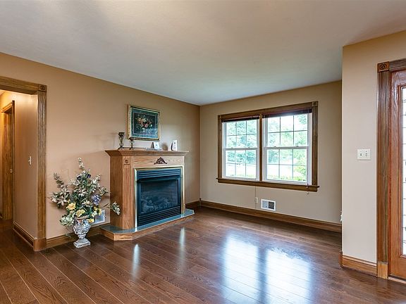 5th image of 655 Ballard Ln