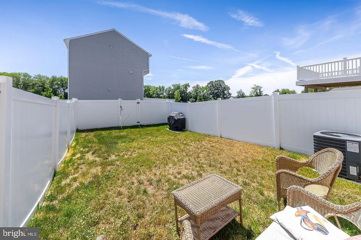 3 bed, 2.5 bath, 1310 sqft, $3,300 — Photo 3
