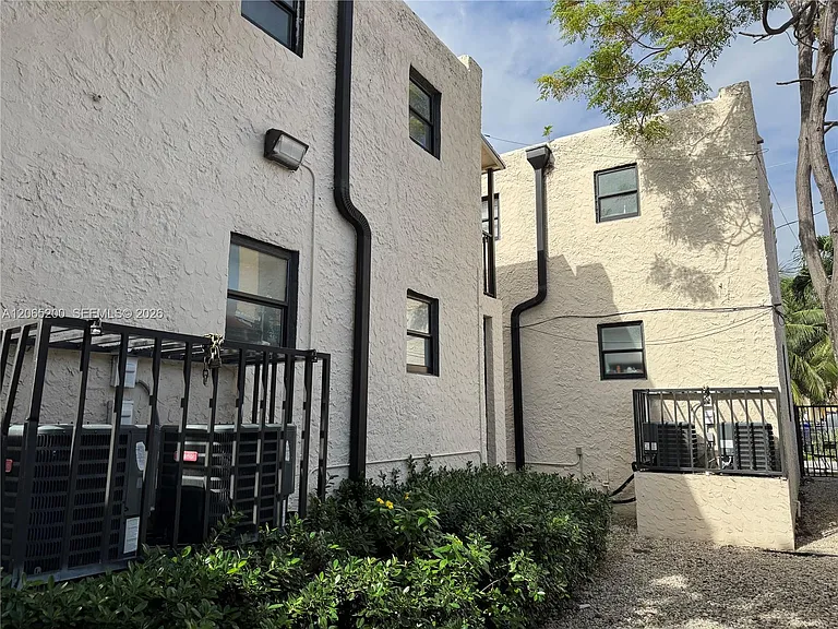 1068 NW 5th St #B-1 — Photo 4