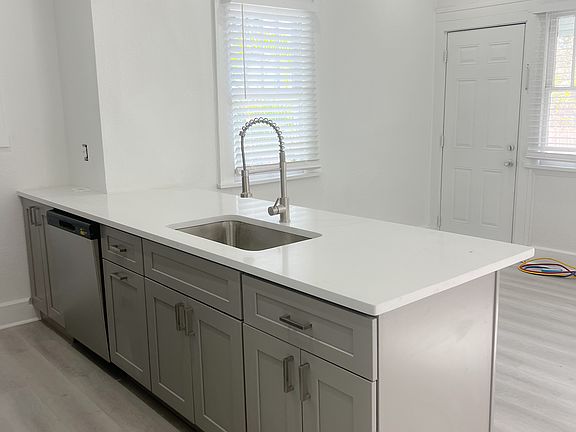 3rd image of 505 11th Ave NE