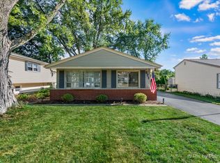 571 Lowden Ave, Glen Ellyn, IL 60137