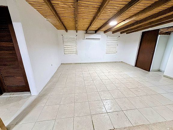 4th image of 844 Calle Guama Urb Hyde Park
