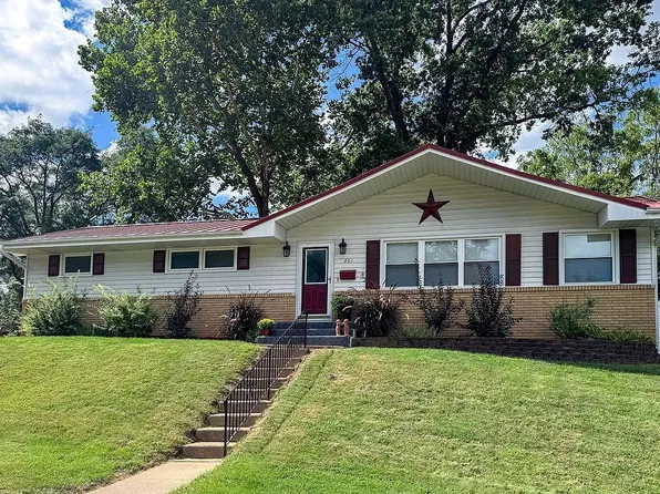 201 Southgate Dr, Dubuque, IA 52003