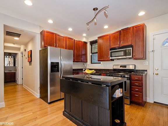 3rd image of 7524 N Winchester Ave APT 2W