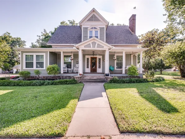 310 E Tarrant St, Bowie, TX 76230