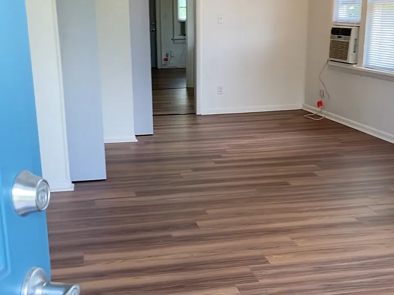 1318 N Market Ave — Photo 4