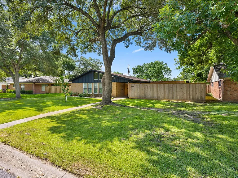 3808 Avenue O — Photo 4