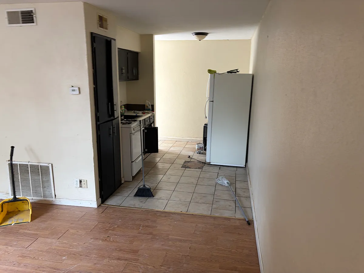 Building Photo - 111 S Sycamore St #211