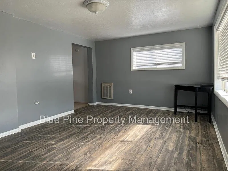 3 bed, 1.0 bath, 908 sqft, $1,175 — Photo 2