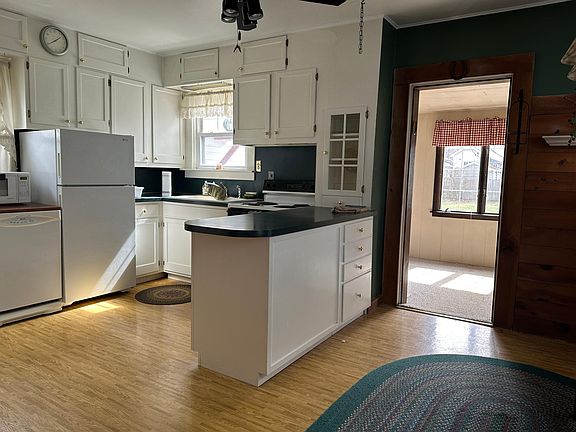 4th image of 131 Sanders Ave