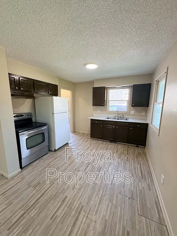 3 bed, 1.5 bath, 1200 sqft, $1,300 — Photo 3