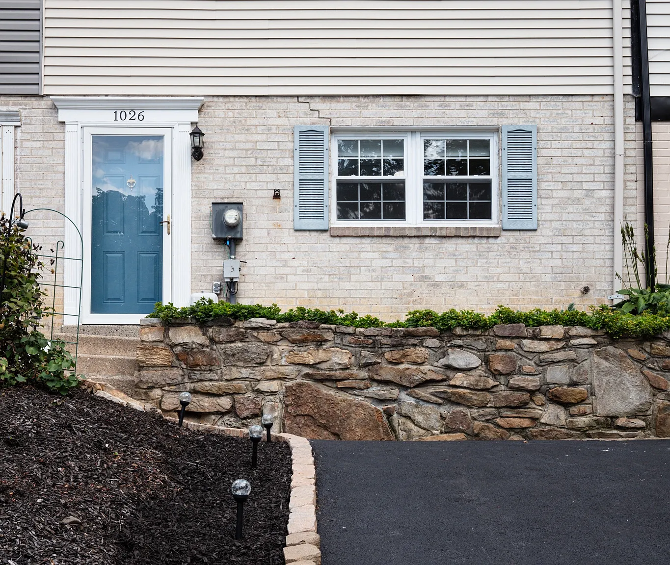 3 bed, 1.5 bath, 1440 sqft, $2,190 — Photo 2