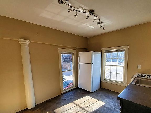 3rd image of 176 N Broadway #8