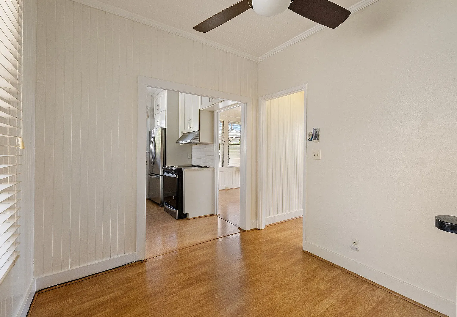 3-bedroom, 2-bath single-family home with a covered porch and parking. Ideally located near Diamo... — Photo 4