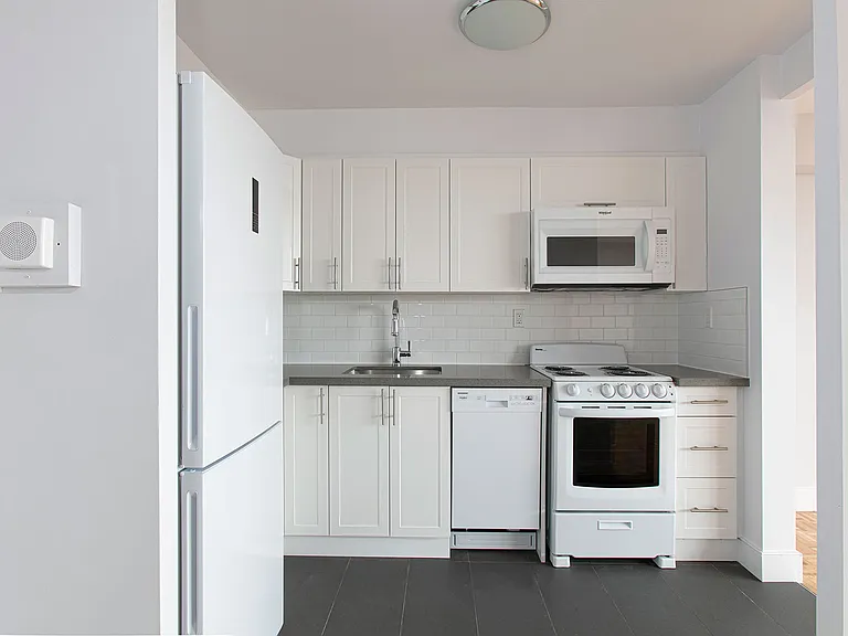 666 Spadina Ave — Photo 3