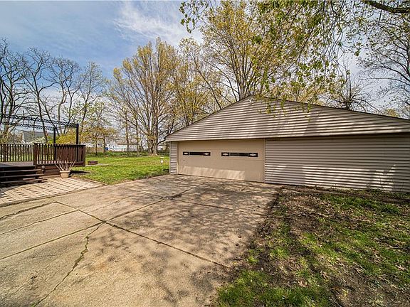 3rd image of 30550 Willow Ln