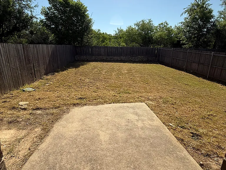 939 Sylvia St — Photo 9