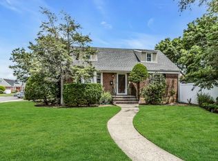 59 Molyneaux Rd, Valley Stream, NY 11580