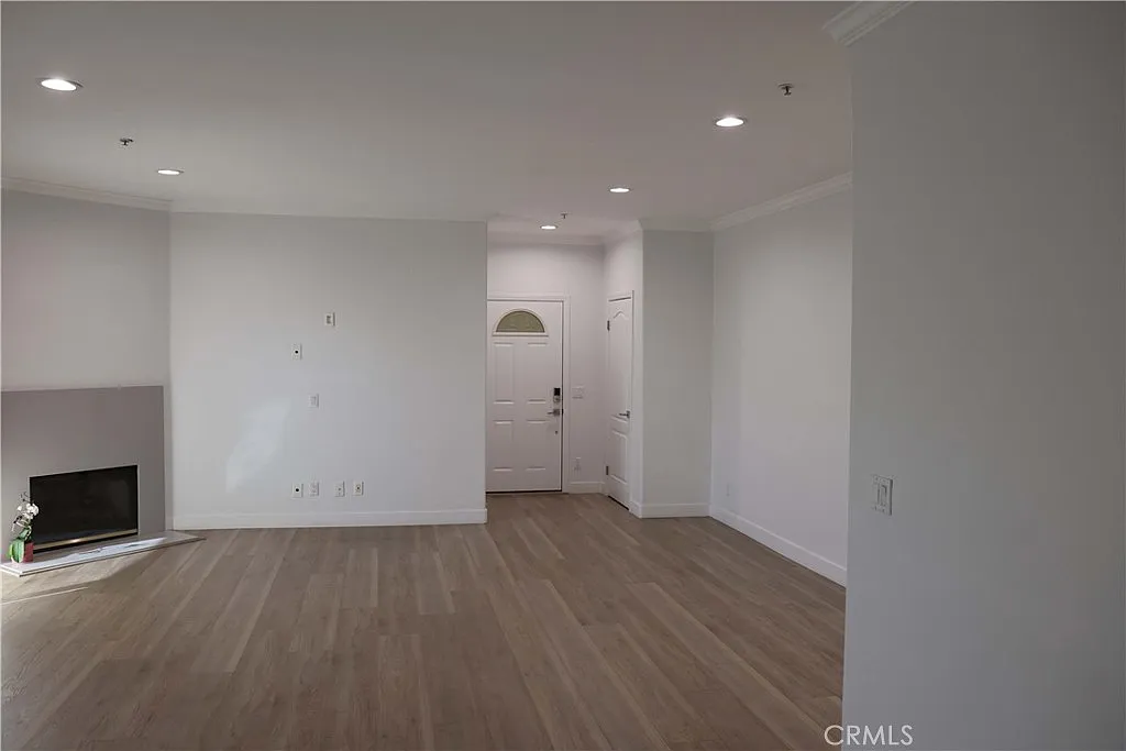 3 bed, 1411 sqft, $4,475 — Photo 4