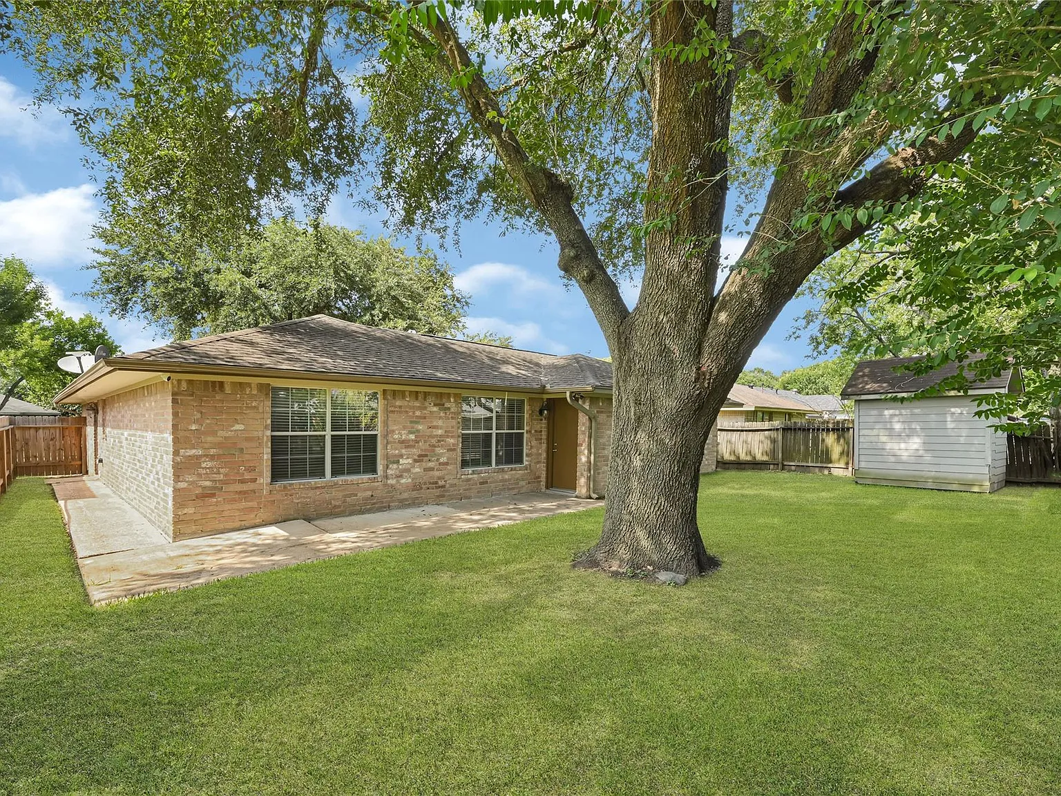 3 bed, 2.0 bath, 1399 sqft, $2,000 — Photo 4