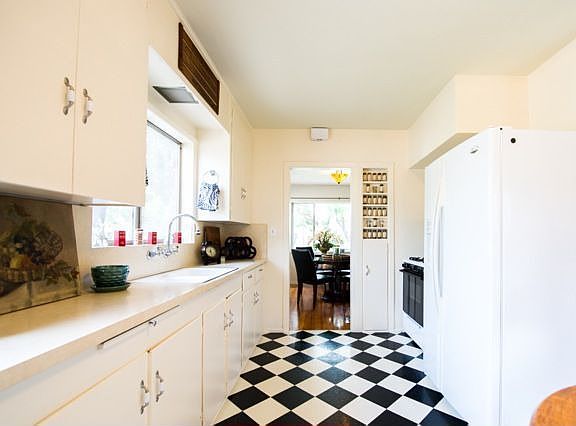 Other angle of the kitchen 