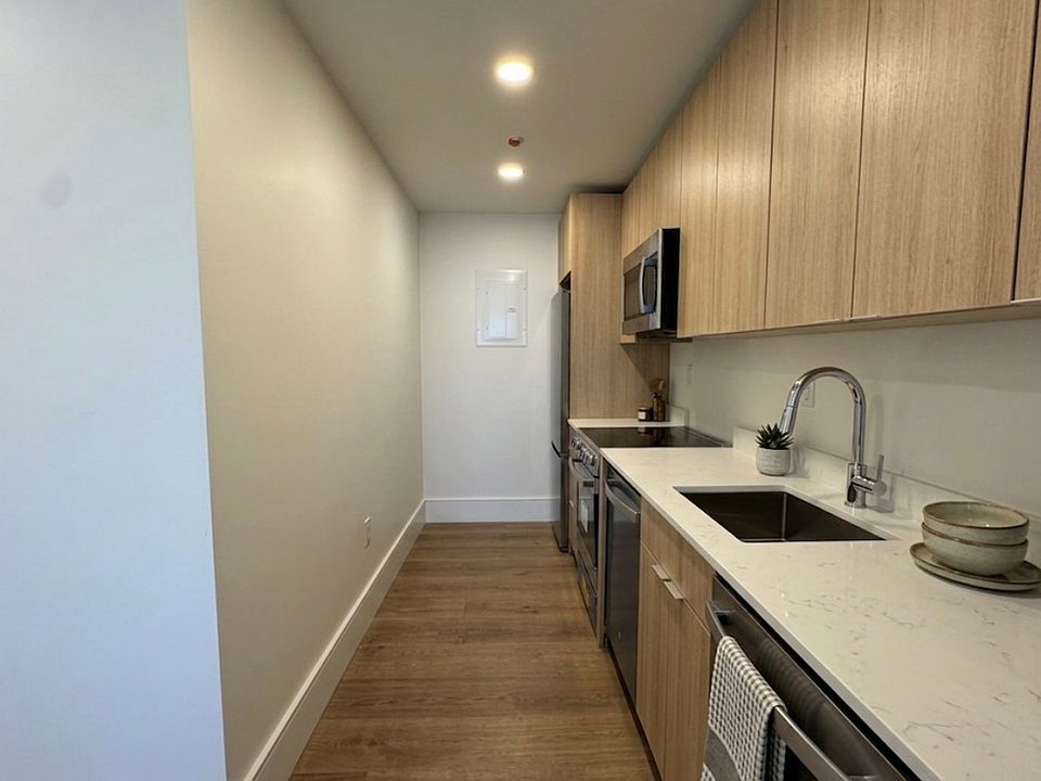 2nd image of 1086 Commonwealth Ave #3