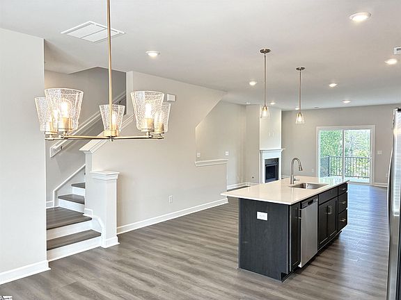 3rd image of 25 Pikewood Ln