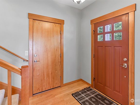 5th image of 19206 Viking Way NW